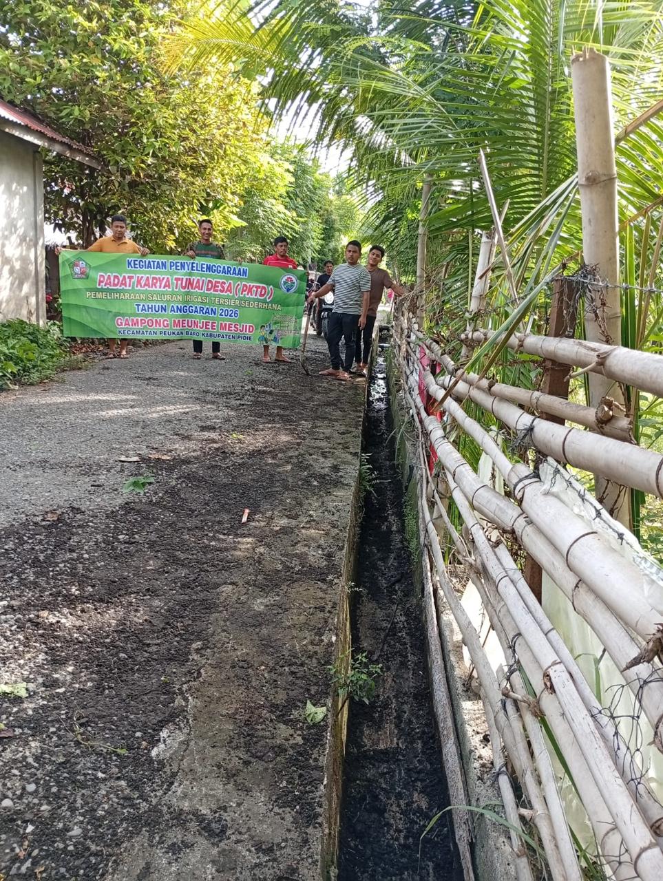 Kegiatan Gotong Royong bersama masyarakat desa meunjee mesjid 